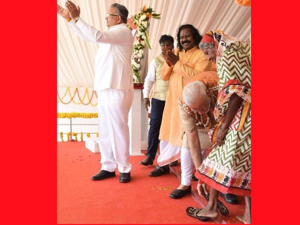 पीएम मोदी ने आदिवासी महिला को पहनाईं चप्पलें पीएम मोदी ने आदिवासी महिला को पहनाईं चप्पलें