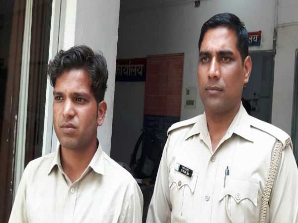 युवती ने पुलिस को बुला लिया
