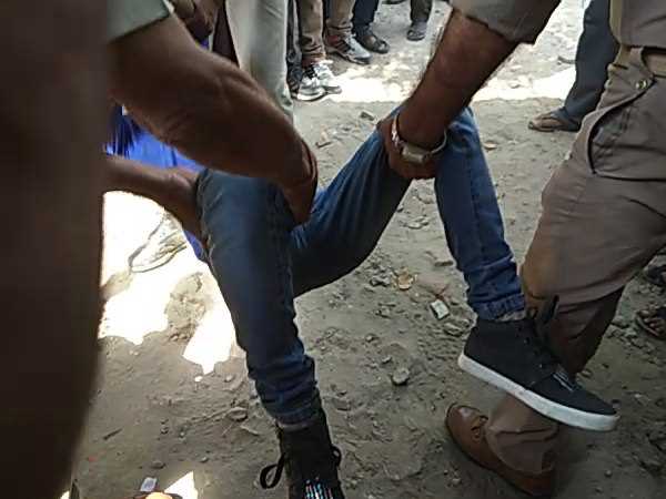 जान बचाने को भागती रही युवती