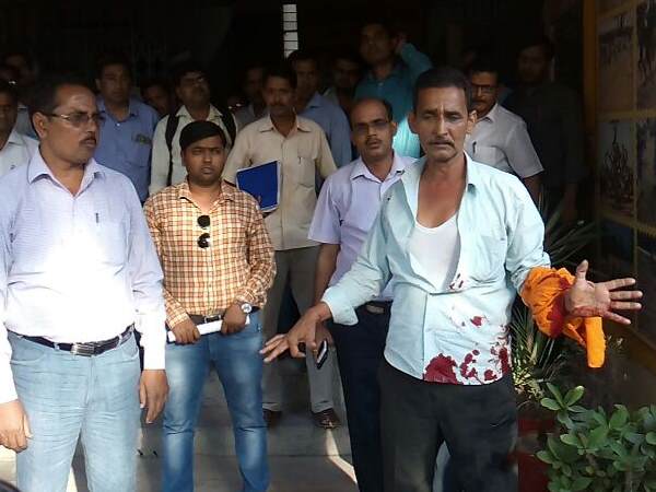 ब्लेड से काटी बायें हाथ की नस