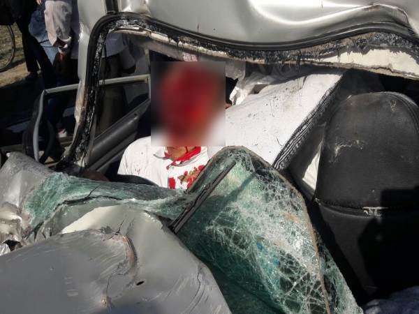 2 कार में ही फंसे रह गए 2 कार में ही फंसे रह गए