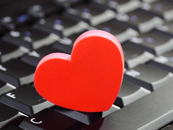 इन नामों से बनाए डेटिंग साइट् पर लड़कियों के प्रोफाइल