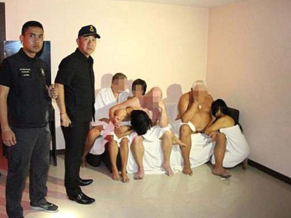 थाइलैंड की लड़कियों के साथ मस्ती करने आए थे थाइलैंड की लड़कियों के साथ मस्ती करने आए थे