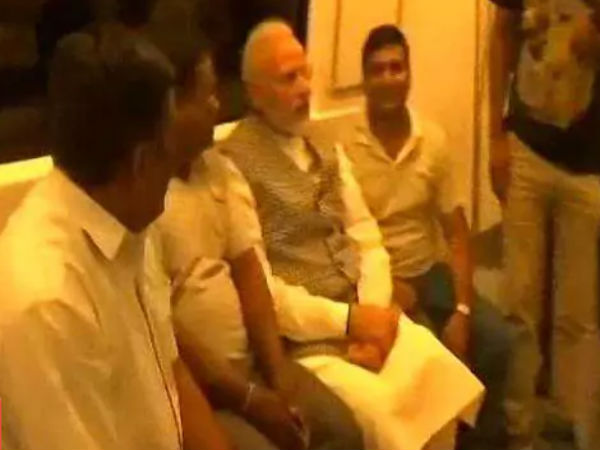 लोगों ने ली सेल्फी लोगों ने ली सेल्फी