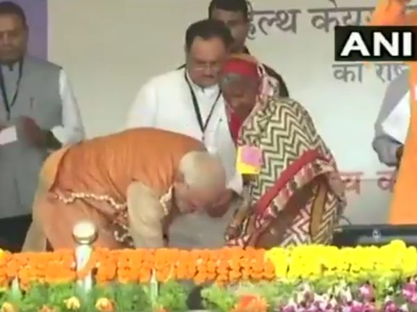 पीएम मोदी ने भेंट की चप्पल पीएम मोदी ने भेंट की चप्पल