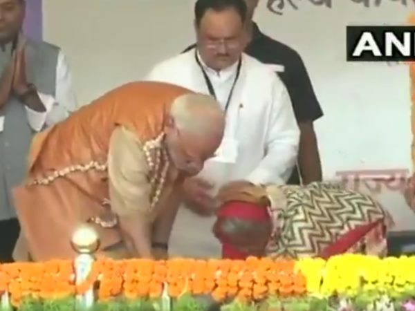 योजना के तहत तेंदूपत्ता जमा करने वालों को चप्पलें उपलब्ध कराना है योजना के तहत तेंदूपत्ता जमा करने वालों को चप्पलें उपलब्ध कराना है