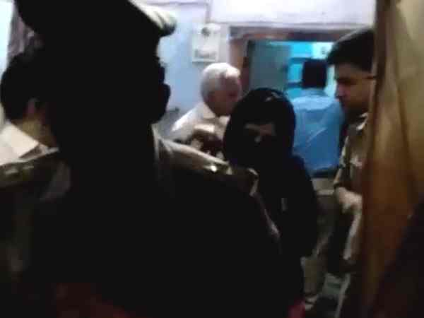 A clerk caught with girl in govt colony in Hardoi