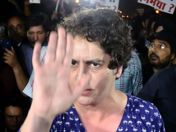 बेटी भीड़ में फंसी