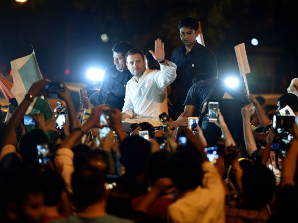 राहुल को एसपीजी ने कार में बैठाया