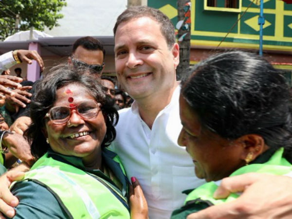 राहुल गांधी ने महिला सफाईकर्मियों संग खिंचवाई फोटो