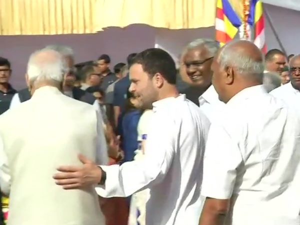 भीमराव अंबेडकर को श्रद्धांजलि देने पहुंचे थे दोनों नेता