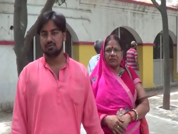 hardoi policeman asks for 30 thousand rupees as bribe to settle the case