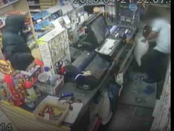 दुकानदार ने बहादुरी का काम किया