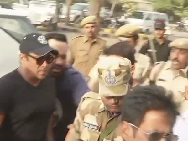 सुरक्षा के बीच पहुंचे एयरपोर्ट तक सुरक्षा के बीच पहुंचे एयरपोर्ट तक