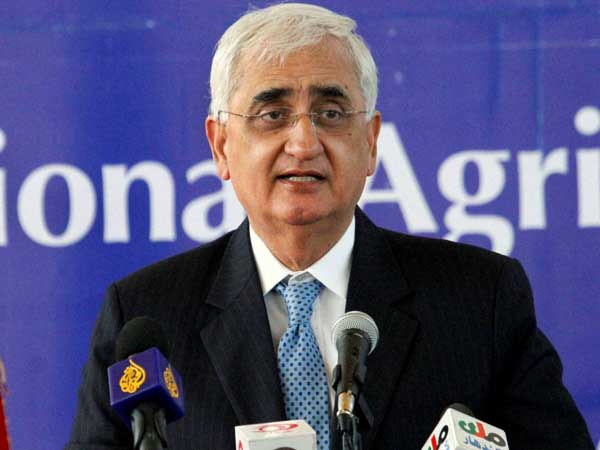 अलीगढ़ मुस्लिम यूनिवर्सिटी में छात्रों से संवाद कर रहे थे सलमान खुर्शीद