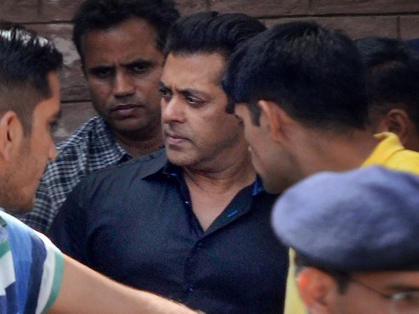 सवालों से गुस्साए सलमान ने फेंक दी कुर्सी सवालों से गुस्साए सलमान ने फेंक दी कुर्सी