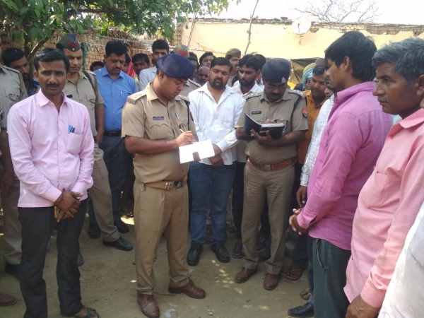 A lobour killed by mob and pujari in Sambhal, four policemen suspended