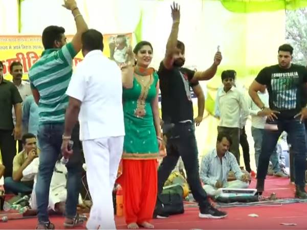 बाउंसरों ने आकर संभाला मामला