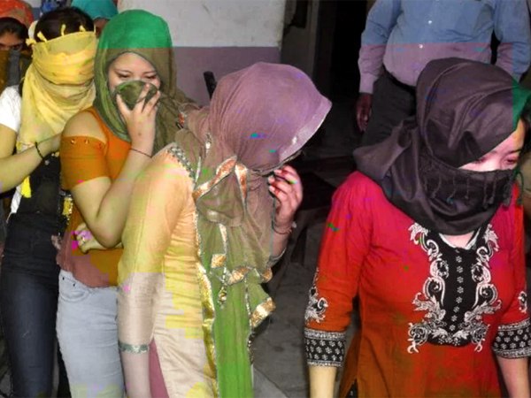 कमरे का दरवाजा खुला और सामने आया शर्मनाक सच