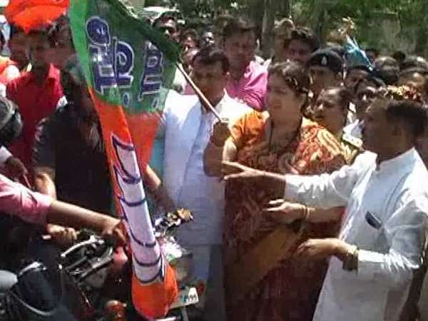 Smriti Irani attacked on Rahul Gandhi in Amethi on female security