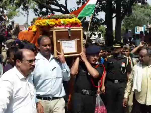 परिजनों ने की सीएम योगी के आने की मांग