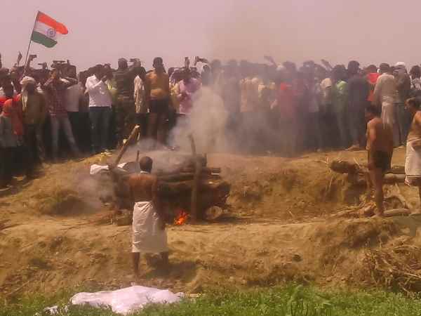 बेटे ने पिता की चिता को दी मुखाग्नि