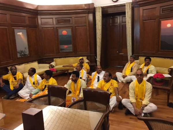 संसद से भाग रही है मोदी सरकार: नायडू संसद से भाग रही है मोदी सरकार: नायडू