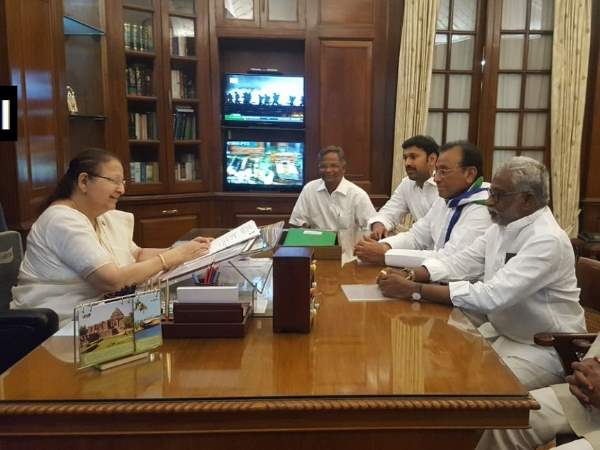 YSRCP के पांच सांसदों ने सौंपा इस्तीफा YSRCP के पांच सांसदों ने सौंपा इस्तीफा