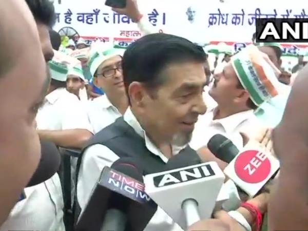  देशभर में कांग्रेस नेताओं का उवपास