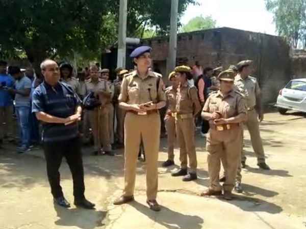 पीड़ित परिवार को गांव लेकर पहुंच पुलिस