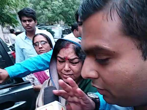 परिवार के साथ पहुंची मिलने