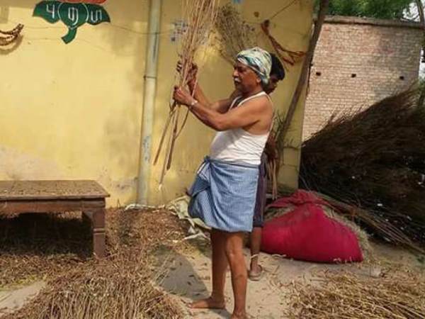 आज भी स्कूटर से ही चलते है 