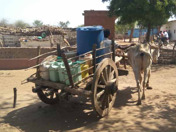पानी ढोने में गुजर रहा बच्चों का जीवन, छूटी पढ़ाई