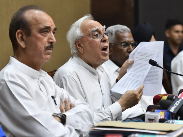 प्रस्ताव पर रिटायर्ड सांसदों के साइन थे