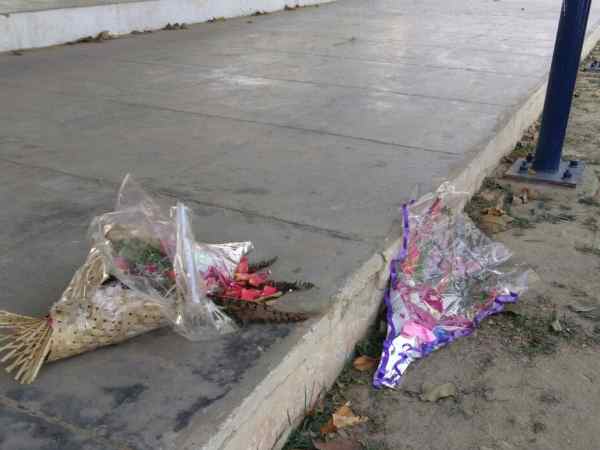 Public climbed on shade pipe to see CM Yogi in Shahjahanpur
