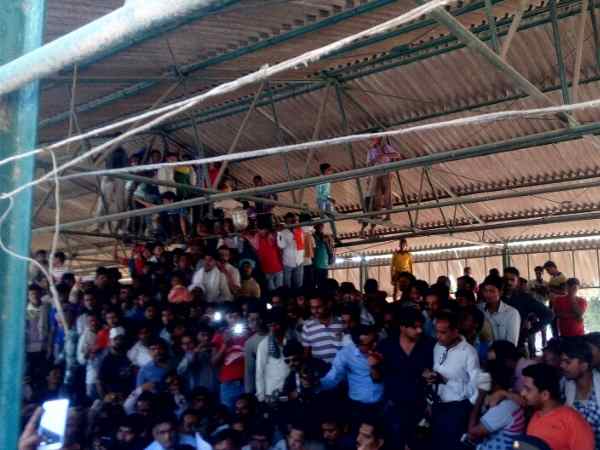 Public climbed on shade pipe to see CM Yogi in Shahjahanpur