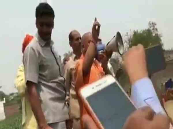 कुशीनगर में हादसे पर गुस्साए लोगों की नारेबाजी से नाराज हुए सीएम योगी, बोले नौटंकी बंद करें कुशीनगर में हादसे पर गुस्साए लोगों की नारेबाजी से नाराज हुए सीएम योगी, बोले नौटंकी बंद करें