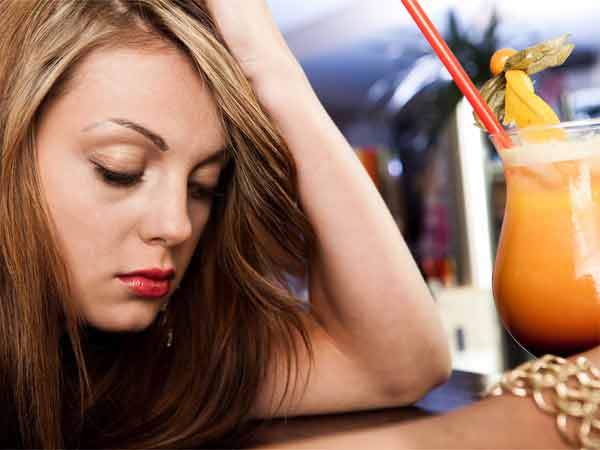 पलंग पर स्टील के बर्तन न रखें