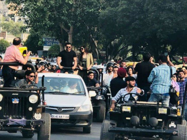 दिल्ली में जॉन अब्राहम का रोड शो दिल्ली में जॉन अब्राहम का रोड शो