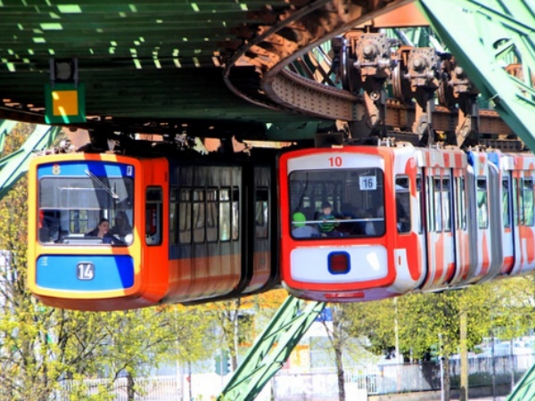 तो ऐसे चलती है हैंगिंग ट्रेन! तो ऐसे चलती है हैंगिंग ट्रेन!