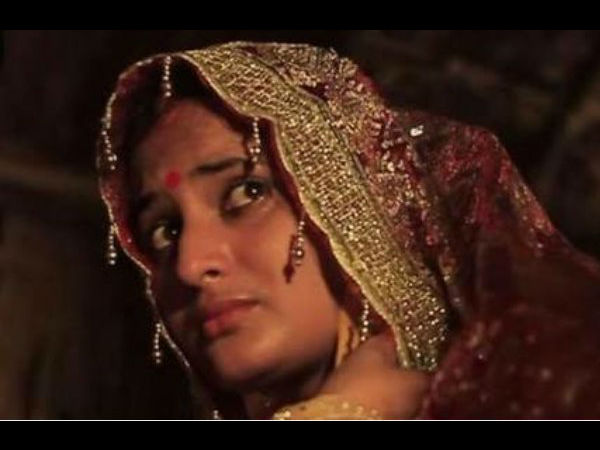 अकेली संतान थी मनीषा अकेली संतान थी मनीषा