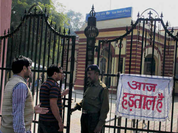 वेतन बढ़ोत्तरी की मांग ठुकराने से भड़के कर्मी