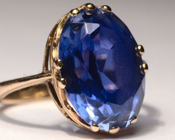 नीलम धारण करना