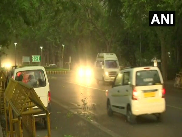 तूफान से दिल्ली के लोग भी हुए प्रभावित