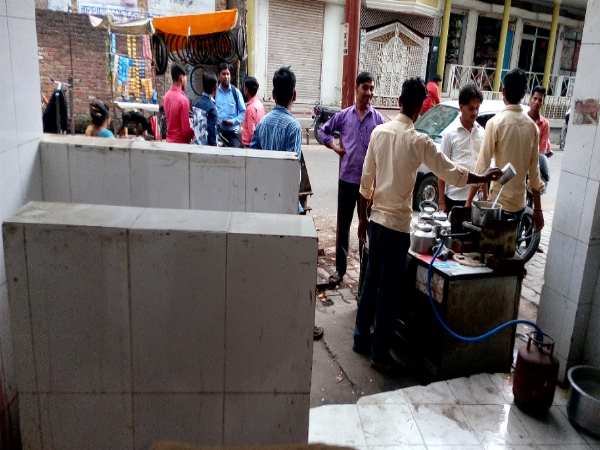 एसपी-कॉलेज रोड पर लगता है स्टॉल