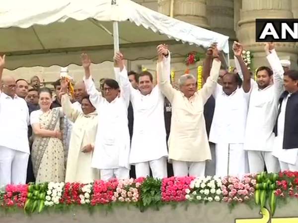 एचडी कुमारस्वामी के साथ कांग्रेस के प्रदेश अध्यक्ष जी. परमेश्वरा ने उपमुख्यमंत्री पद की शपथ ली है। एचडी कुमारस्वामी के साथ कांग्रेस के प्रदेश अध्यक्ष जी. परमेश्वरा ने उपमुख्यमंत्री पद की शपथ ली है।