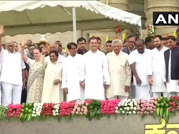 एचडी कुमारस्वामी के साथ कांग्रेस के प्रदेश अध्यक्ष जी. परमेश्वरा ने उपमुख्यमंत्री पद की शपथ ली है। एचडी कुमारस्वामी के साथ कांग्रेस के प्रदेश अध्यक्ष जी. परमेश्वरा ने उपमुख्यमंत्री पद की शपथ ली है।