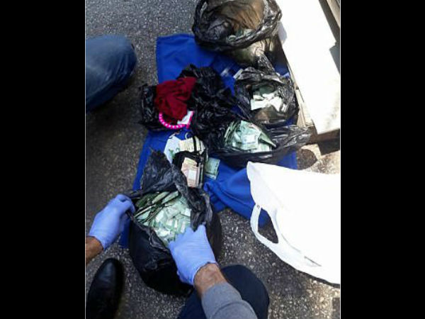  घर में मिले लाखों के कैश