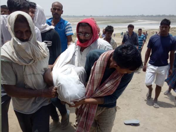 नाविकों ने तीन को बचाया 