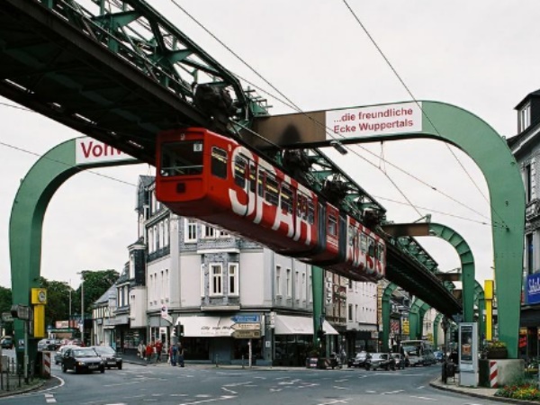 क्या वाकई उल्टा लटककर सफर करते हैं लोग? क्या वाकई उल्टा लटककर सफर करते हैं लोग?